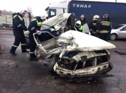 Машина «всмятку» и двое погибших в результате аварии в Волгограде