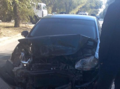 Водитель «Волги» пострадал в результате сильного столкновения с автомобилем Volkswagen-Jetta