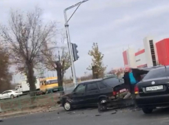 Иномарка и «ВАЗ» не поделили перекресток в Волжском: авария попала на видео
