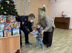 Волжские полицейские стали добрыми волшебниками для детей