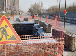 Разрытые ямы, песок и разбитая пешеходная дорожка остались после работ подрядчика в Волжском
