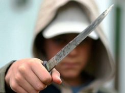 В Елани 16-летний подросток десять раз ударил ножом 22-летнего парня