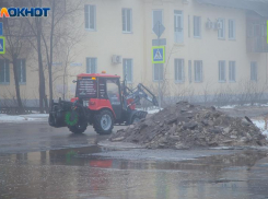 В снежном плену застряла команда юных хоккеистов на трассе по дороге в Волжский