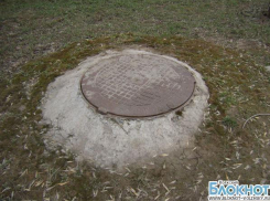 В Волжском бомжи украли люк с колодца