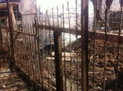 В Волжском соседи воюют из-за могильного ограждения вместо забора