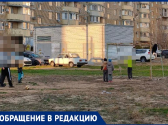 В Волжском в 38 микрорайоне дети играют в футбол в грязи: старые ворота могут упасть в любой момент