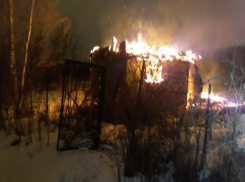 В Волжском на стройплощадке загорелся вагочник