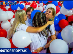 20 тысяч шаров цветов триколора сбросили на головы жителей Волжского