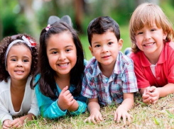 Теплой погодой решил встретить понедельник Всемирный день ребенка в Волжском