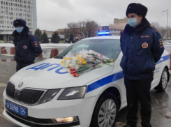 Акция «Цветы для автоледи» состоялась в Волжском