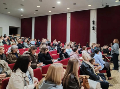 240 родителей Волжского собрались на важный разговор
