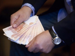 Директор школы в Волжском устроила к себе в замы дочь, чтобы выписывать ей щедрые премии 