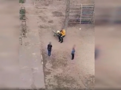 Горе-отец кричит матом и раздает детей всем желающим в Волжском: видео
