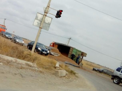 Перевернувшийся грузовик засыпал легковушку керамзитом в Волжском