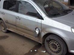 В Волжском неизвестный водитель разбил припаркованную иномарку и скрылся