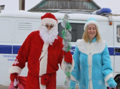 Полицейский Дед Мороз поздравил с Новым годом малышей в Среднеахтубинском районе