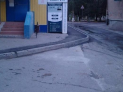 Волжане наслаждаются новеньким тротуаром в 22 микрорайоне