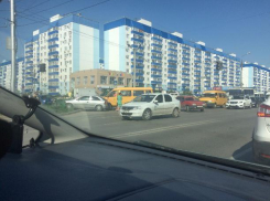 Пассажирская маршрутка чудом не влетела в забор, попав в тройное ДТП в Волжском