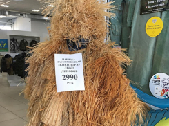 Костюм кикиморы из лыка липового позабавил посетителей магазина в Волжском 