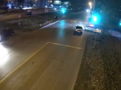 Погоня за водителем без прав в Волгограде закончилась аварией: видео