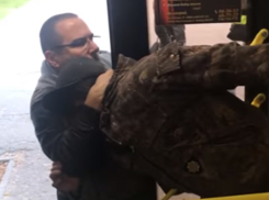 Агрессор, избивший пьяного деда в автобусе, возмутил волжан