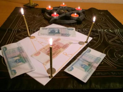 «Очистила» деньги молитвой: волгоградский суд взыскал с осужденной целительницы-мошенницы четверть миллиона