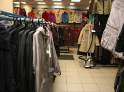 Волжанка вышла из торгового центра в ворованном пуховике