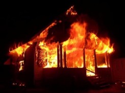 Заживо сгорел пенсионер в дачном доме в Волжском