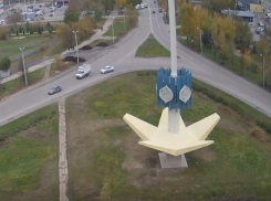 Горожанин потребовал вернуть прежние цвета стеле «25 лет городу Волжскому»