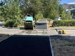 В Волжском досрочно обновляют подъезд к детскому стационару