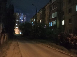 В Волжском единственный фонарь освещает целую улицу