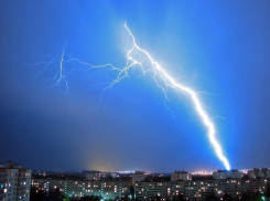 Изнуряющей жарой, грозами и шквалистым ветром напугали волжан 