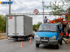 От 100 до 150 тысяч: сколько в Волжском тратят на починку оградительной арки на Набережной