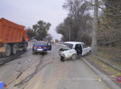 В Волгограде житель Калмыкии едва не угробил в ДТП двоих детей