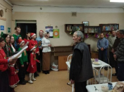 В Рождество бродягам спели псалмы