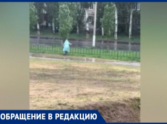 «Люди не могут ходить, не намочив ноги», - жительница Волжского о пешеходной дорожке