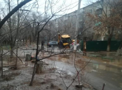 «Не город, а сплошное «стихийное бедствие»: очередной потоп из-за прорыва труб в Волжском