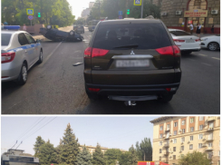 20-летний водитель без прав устроил аварию и перевернулся на авто в Волгограде: видео
