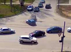 Видео ДТП на аварийном перекрестке в Волжском
