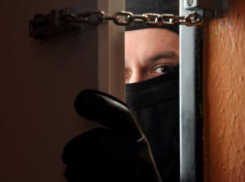 Волжский грабитель обокрал жительницу Быковского района