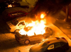 Новая иномарка сгорела среди ночи в Волжском