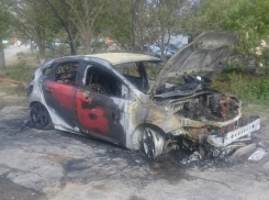 В Волжском неизвестные ночью подожгли Ford Focus