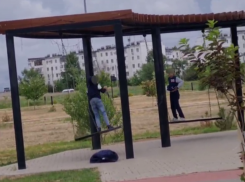 Разделись, нахамили и справили нужду в парке: в Волжском несовершеннолетние превратили общественное место в арену для своих диких «развлечений»
