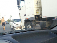 Многотонная фура подмяла Toyota Avensis на оживленной дороге в Волжском