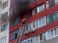 В Волжском в девятиэтажке из-за пожара на балконе пришлось эвакуировать 10 человек