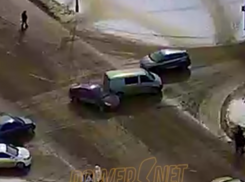 Нелепую аварию устроили автомобилисты в предпраздничный день в Волжском