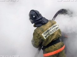 Полыхающий частный дом в Среднеахтубинском районе пришлось тушить поздним вечером