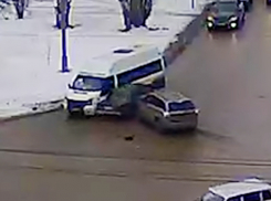 Появилось видео, как волжанка на внедорожнике впечатала «семерку» в микроавтобус 