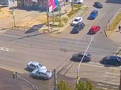Столкновение автомобилей на перекрестке в Волгограде попало на видео