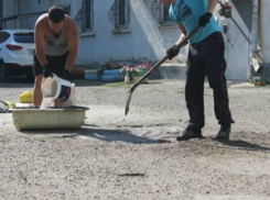 В старой части Волжского жители сами отремонтировали дорогу во дворе дома